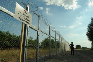 Hungarian-Serbian_border_barrier_1