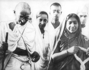 604px-Mahatma_&_Sarojini_Naidu_1930