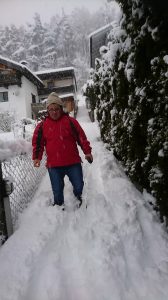 Simon Bacher im Winter auf dem Weg.
