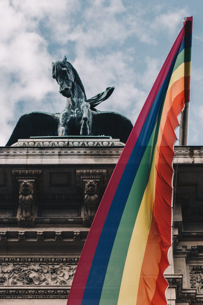 Pferdestatue mit Regenbogenflagge