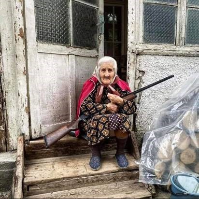 Alte Frau mit Gewehr