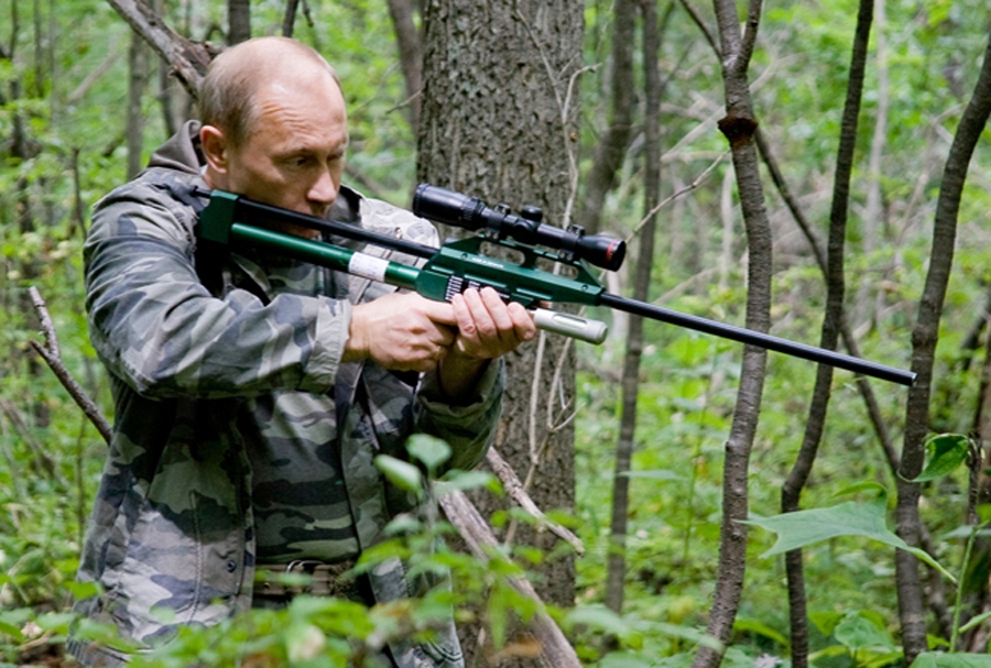 Foto: Vladimir Putin with tranquillizer gun (premier.gov.ru/CC BY 3.0)