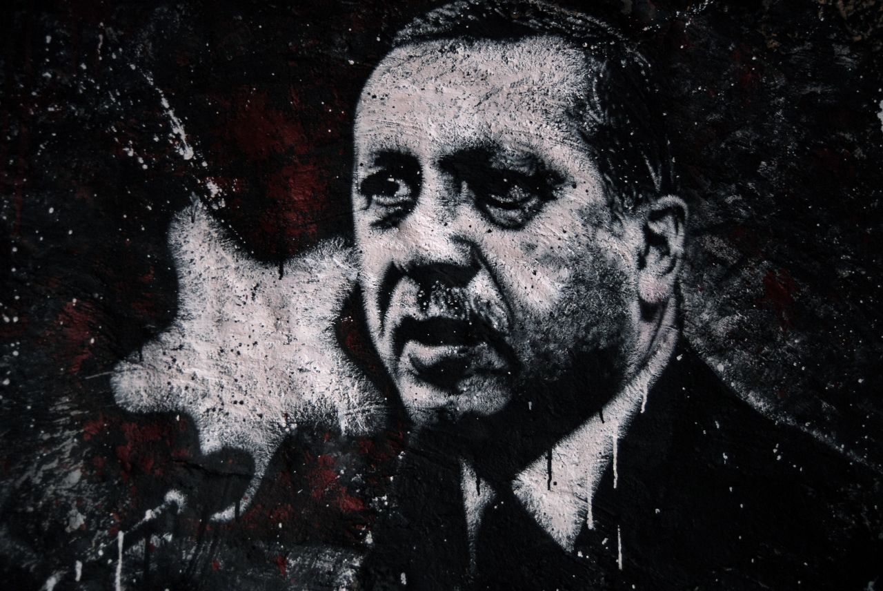 Bild: Recep Tayyip Erdoğan, painted portrait (thierry ehrmann, Lizenz: CC BY 2.0)