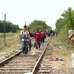 Flüchtlinge auf dem Bahnstück Röszke–Horgoš, August 2015 (Gémes Sándor/SzomSzed; Lizenz: CC BY-SA 3.0)