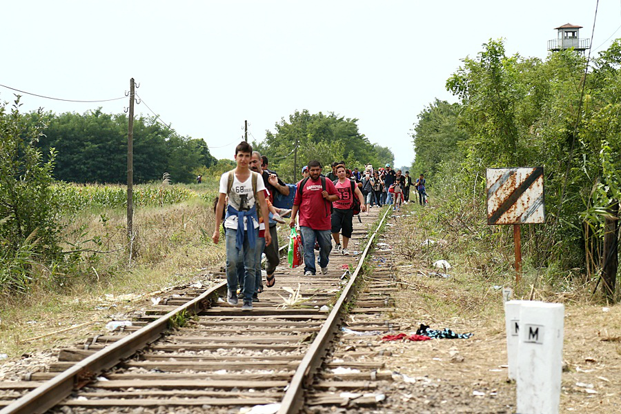Flüchtlinge auf dem Bahnstück Röszke–Horgoš, August 2015 (Gémes Sándor/SzomSzed; Lizenz: CC BY-SA 3.0)