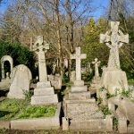 Verwilderte Grabsteine am Highgate Cemetery in London.