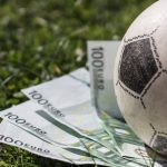 100-Euro-Scheine liegen unter einem Fußball.