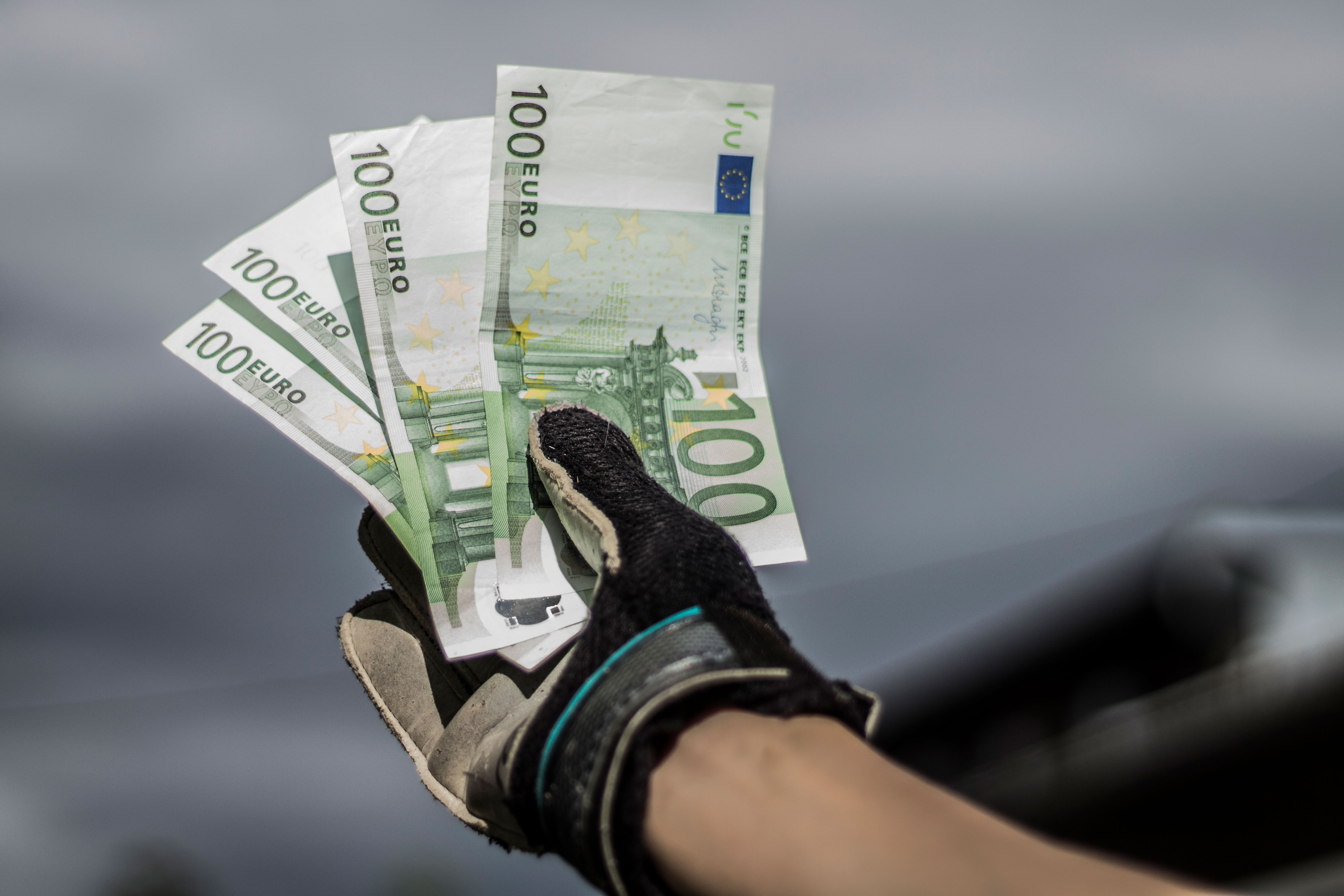 Geld im Torwarthandschuh