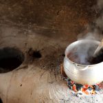 Kochen mit Lehmöfen, wo es keine Strom gibt, Foto © R. Manoutschehri