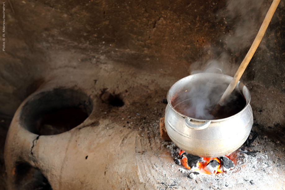 Kochen mit Lehmöfen, wo es keine Strom gibt, Foto © R. Manoutschehri