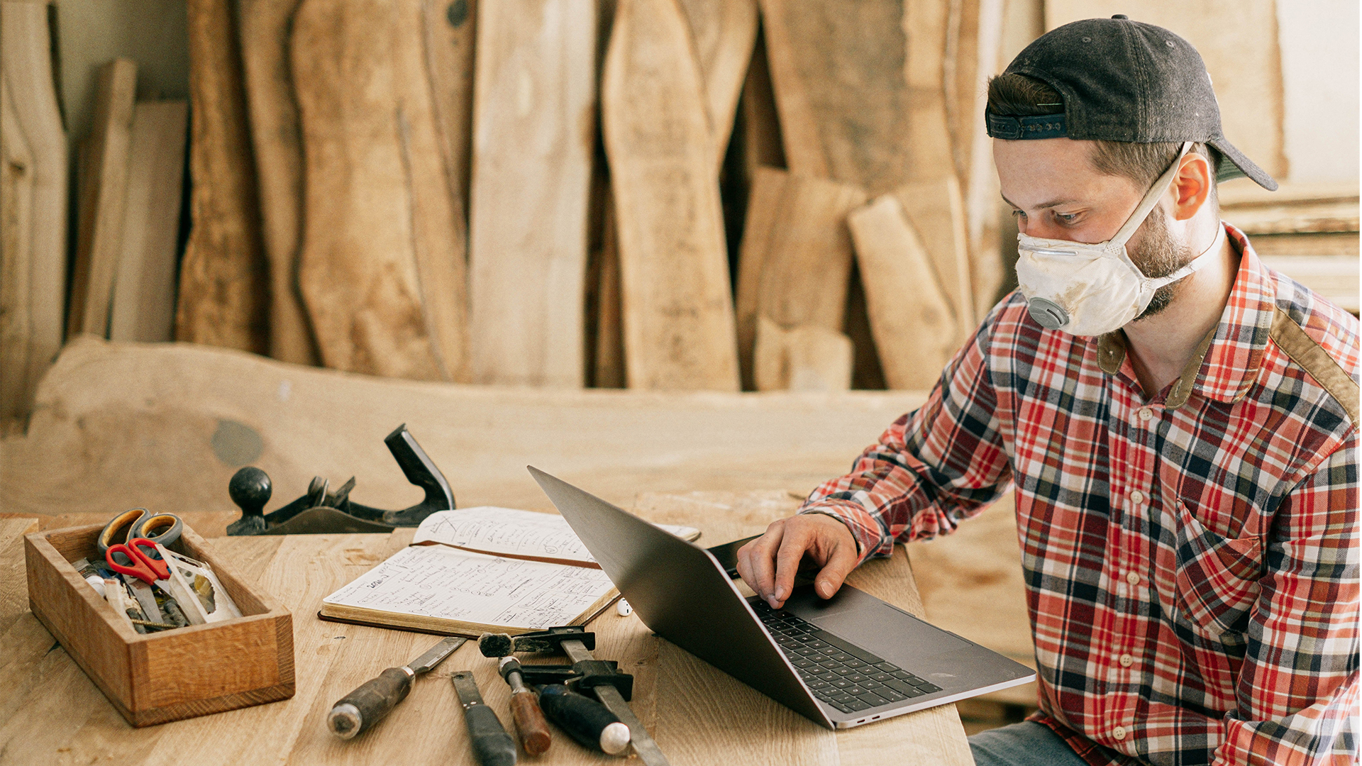 Mann am Laptop in Arbeitskleidung, Foto von Ivan Samkov von Pexels