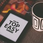 Tablet mit Schrift "Top Easy News"
