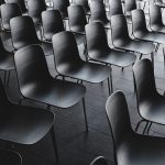 Leere Sessel in einem Konferenzraum