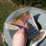 "Österreich"-Zeitung wird in den Müll geworfen